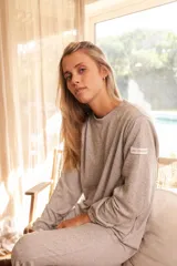 Vestido gris melange de corte holgado, con mangas largas y puños ajustados.