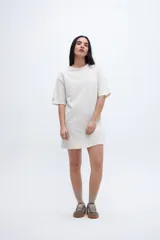 Vestido corto con mangas 3/4 holgadas y tela jersey rayada.