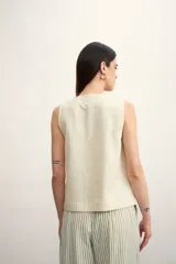 Chaleco negro con escote en V y abotonadura frontal.