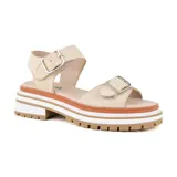 Sandalias bajas color beige con plataforma blanca y suela marrón. Presentan dos tiras anchas con hebillas metálicas plateadas.