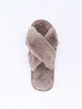 Pantuflas rosadas de piel sintética con tiras cruzadas y suela blanca.