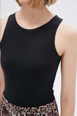 Body sin mangas color borgoña, de poliamida, liso, al cuerpo, con broches y cuello halter.