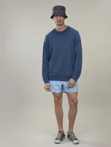 Buzo azul de corte clásico.