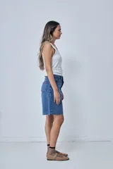 Bermuda de denim gris, con corte relajado y cintura alta.