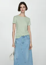 Remera color verde agua de lino, manga corta y cuello redondo.