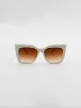 Lentes de sol color nude con diseño cuadrado y lente degradado.