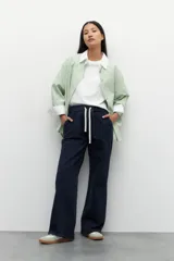 Pantalón tipo jean de algodón negro, con elástico en la cintura y cordones ajustables.