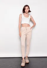 Pantalón de jogging color beige con puños elásticos, bolsillos laterales y cordón ajustable en la cintura.