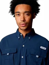 Camisa de manga larga Columbia Bahama II para hombre, color azul marino. Confeccionada en tejido de nailon ligero de secado rápido con ventilación trasera y protección solar UPF 50. Cuenta con múltiples bolsillos en el pecho y trabillas para sujetar las mangas enrolladas.