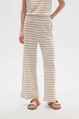 Pantalón ancho de algodón a rayas horizontales en tonos beige y blanco, de tiro alto y corte recto.