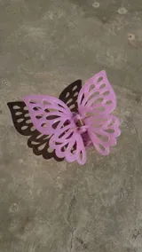 Broche para el pelo con forma de mariposa color lila con glitter.