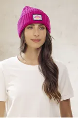 Gorro tejido color naranja tipo beanie, con etiqueta de marca en la parte frontal.