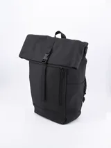 Mochila negra con cierre superior enrollable y hebilla de ajuste frontal. Tiene un asa de mano superior, correas de hombro acolchadas ajustables, bolsillo lateral con cierre y bolsillo lateral abierto.