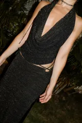 Top marrón de tejido de punto con escote halter y espalda descubierta.