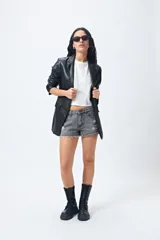 Short de jean gris oscuro con roturas y ruedo desflecado.
