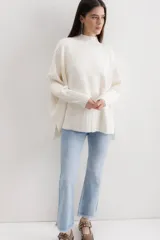 Sweater gris de punto con cuello alto y diseño de líneas horizontales en relieve.