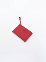 Billetera roja con cierre de cremallera y correa de muñeca.