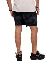 Short de baño azul con cintura elastizada, cordón de ajuste y logo de triángulo amarillo en la pierna derecha.