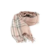 Bufanda rectangular con diseño a cuadros en tonos rosa, gris y blanco, con flecos en los extremos.