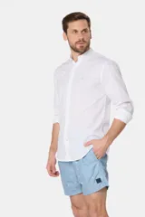 Short de baño celeste con estampado de veleros blancos, cintura elástica con cordón ajustable, dos bolsillos laterales y suspensor de malla fina.