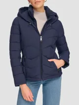 Campera acolchada azul marino de poliéster con cuello con capucha, cierre de cremallera, bolsillos frontales con cremallera y logo Calvin Klein.