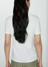 Remera color beige de corte recto, con cuello en V y mangas cortas.