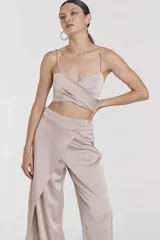 Pantalón de vestir blanco de corte recto.