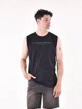 Musculosa negra con estampado frontal que dice "The Imposing Mountains".