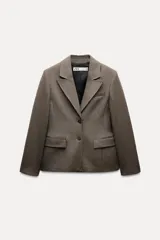 Blazer de Zara Woman Collection confeccionado en hilatura con 34% viscosa. Tiene cuello solapa de muescas, manga larga con hombreras y abertura con botones. Cuenta con bolsillos con solapa en delantero y de vivo en pecho, forro interior y cierre frontal con botones.