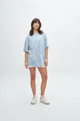 Remera básica de color azul, con corte holgado y detalles sutiles en el diseño.