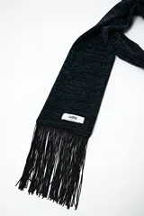 Bufanda larga de lurex con flecos, color negro con brillos plateados.