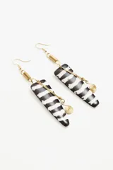 Par de aros colgantes con pasante dorado y dije con forma de cuerno con estampado de cebra.