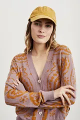 Cárdigan color lila con estampado jacquard en color ocre, con cuello en V, calce al cuerpo y cierre frontal con botones.