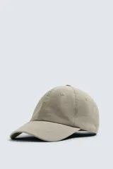Gorra color beige de algodón con efecto lavado, visera curva y ajuste trasero.