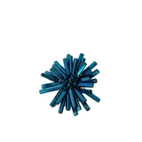 Broche con forma de flor hecho con cristales alargados color azul.