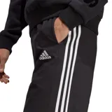 Short Adidas de hombre color negro con cintura elástica ajustable con cordón, logo de la marca bordado en blanco y tres rayas blancas verticales a los costados.