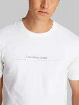 Remera blanca de manga corta con cuello redondo y logo de Calvin Klein Jeans estampado en el pecho.