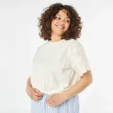 Camiseta blanca de algodón con mangas cortas con detalle de macramé.