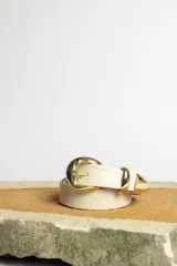 Cinturón marrón con hebilla dorada.