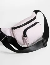 Riñonera de cuero sintético, color rosa, con un bolsillo frontal y cierre.