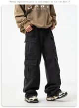 Jean unisex de corte oversize, con seis bolsillos y diseño contemporáneo.