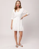 Vestido de broderie negro, 100% algodón, con escote en V y mangas tres cuartos, elásticos en la cintura y falda en corte A con volado.