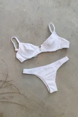 Top de bikini con aro y cinta debajo del busto, y bottom vedetina con elástico liso.