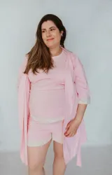 Pijama corto de algodón color crema, apto para embarazo y lactancia. La remera de manga corta tiene apertura para amamantar y el short tiene elástico ajustable en la cintura. Detalles de puntilla elastizada en remera y short.