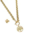 Collar de acero con baño de oro, incluye dije en forma de árbol de la vida y aros en forma de esfera.