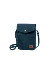 Bolso tipo bandolera en color azul, con cierre de botón y correa ajustable.