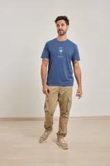 Remera azul de algodón con cuello redondo y estampado de una palmera con texto en el frente.