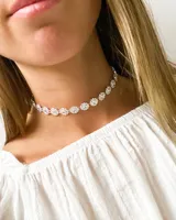 Gargantilla tipo choker plateada con flores de cristal.