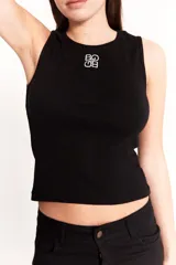 Musculosa negra ajustada al cuerpo, con cuello redondo y logo bordado en el pecho.