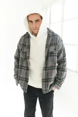 Sobrecamisa de paño tipo escocesa en colores gris, verde y marrón, con corte clásico.